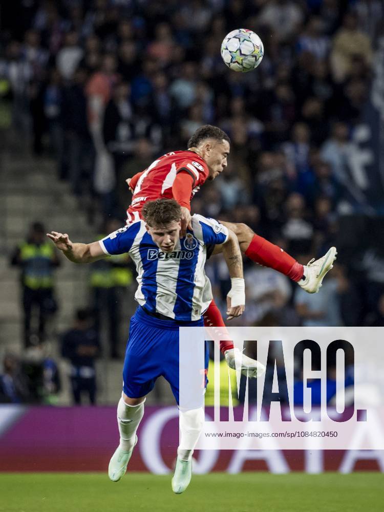 PORTO - (lr) Sergino Dest of PSV Eindhoven and Oskar Pietuszewski of FC Porto jump for the ball during the UEFA Champions League match between FC Porto and PSV Eindhoven at the Estadio Do Dragao, on 20 October 2026 in Porto, Portugal. MORITZ MUELLER ANP ANPxSportx IVx 573094288 originalFilename: 573094288