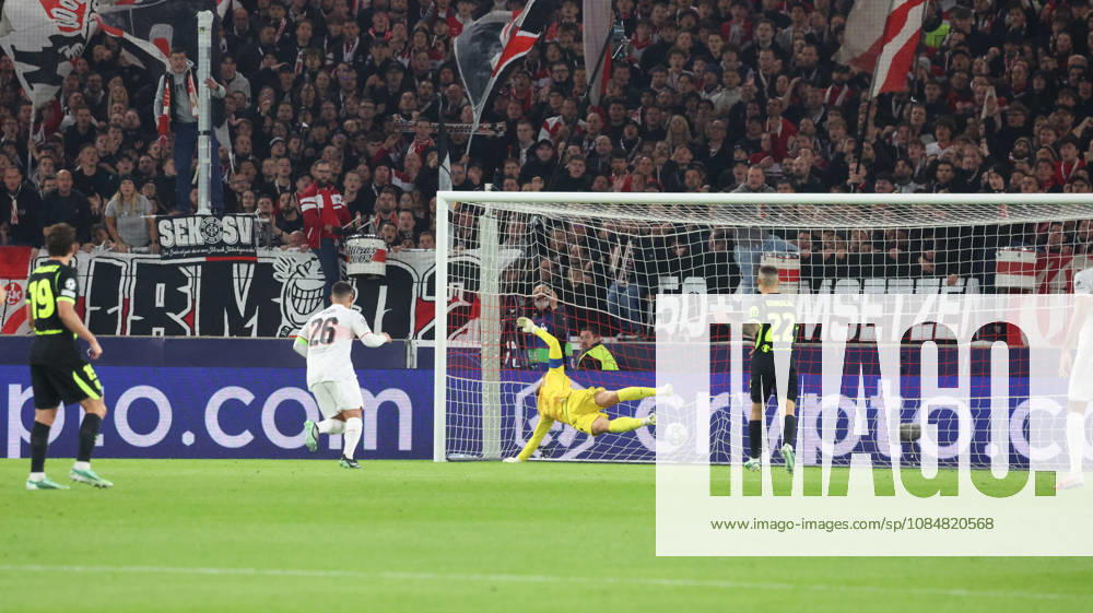 Fussball UEFA Champions League, VfB Stuttgart - Atletico Madrid v.l. Torschuss zum 1:0 durch Jamie Leweling (VfB Stuttgart) Jan Oblak (Atlà tico Madrid) Stuttgart