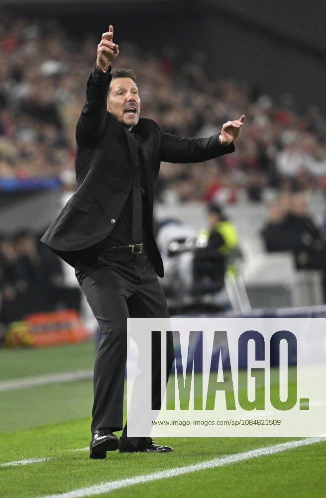 Trainer Coach Diego Simeone Atletico de Madrid am Spielfeldrand Gestik Geste Champions League VfB Stuttgart vs Atletico Madrid 20.10.2026 DFL REGULATIONS PROHIBIT ANY USE OF PHOTOGRAPHS AS IMAGE SEQUENCES AND OR QUASI-VIDEO Champions League VfB Stuttgart vs Atletico Madrid