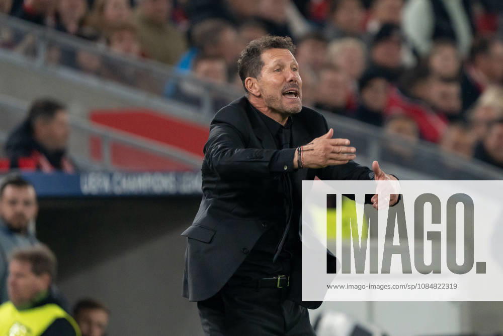 Diego Pablo Simeone (Trainer, Atletico Madrid) Geste, Mimik, Zeichen, GER, VfB Stuttgart vs. Atlà tico Madrid, Fussball, UEFA Champions League, Spieltag 3, Spielzeit 2026 2027, 20.10.2026, GER, VfB Stuttgart vs. Atlà tico Madrid, Fussball, UEFA Champions League, Spieltag 3, Spielzeit 2026 2027, 20.10.2026, Stuttgart
