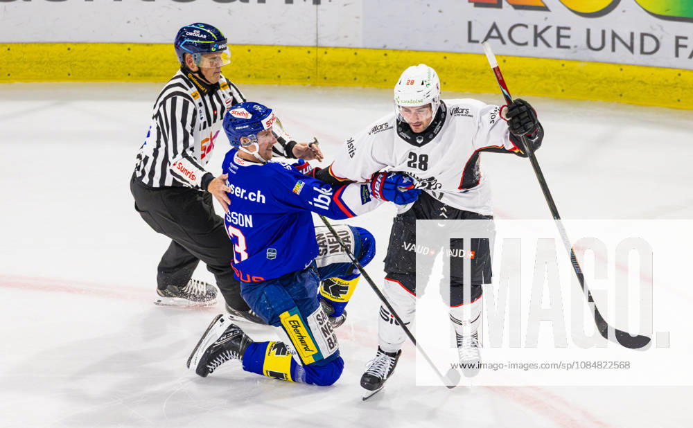 Ice hockey, Eishockey National League Regular Season - EHC Kloten vs Lausan Kloten, Switzerland, 20th Oct 2026: 28 Axel Simic (Lausanne) clashes with 23 Simon Johansson (Kloten). Linesman 79 David Obwegeser intervenes.