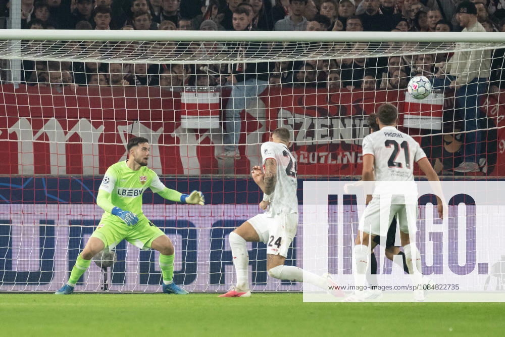 GER, Fussball, Herren, UEFA Champions League, Saison 2026 2027, 3. Spieltag, VfB Stuttgart vs. Atletico Madrid Tor zum 1:1 durch Julian Alvarez ( Atletico Madrid, 19 ). li. Dennis Seimen ( VfB Stuttgart, 41 ), Jeff Chabot ( VfB Stuttgart, 24 ), Grischa Proemel ( VfB Stuttgart, 21 ) Stuttgart MHP Arena Baden-Württemberg Deutschland