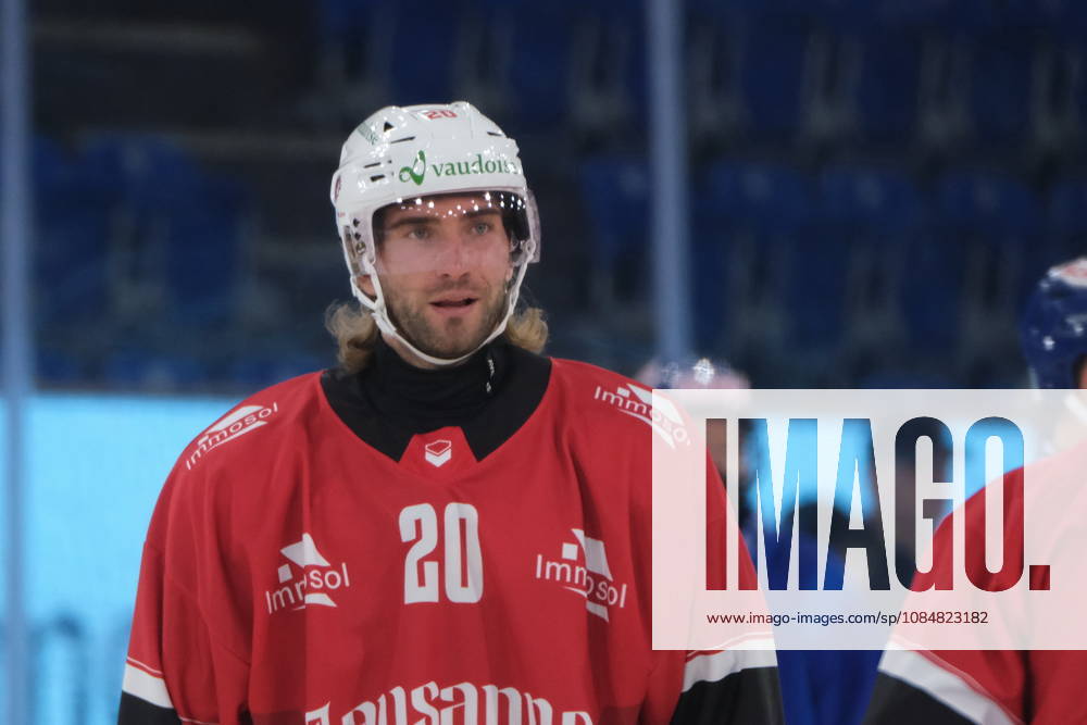 Swiss Ice hockey, Eishockey - EHC Kloten vs Lausanne Hockey - Lausanne Defender Michael Fora (20) during warm up