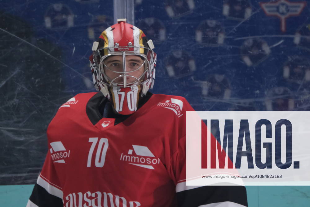 Swiss Ice hockey, Eishockey - EHC Kloten vs Lausanne Hockey - Lausanne Goalie Ewan Huet (70) during warm up