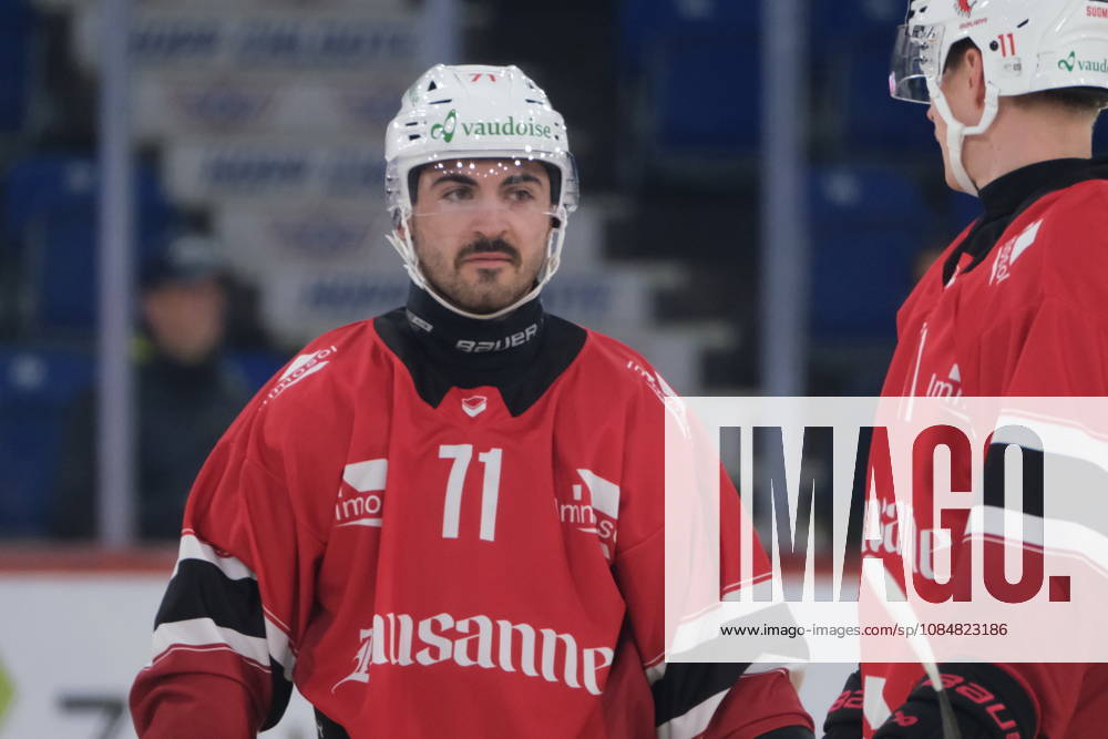 Swiss Ice hockey, Eishockey - EHC Kloten vs Lausanne Hockey - Lausanne Forward Benjamin Bougro (71) during warm up