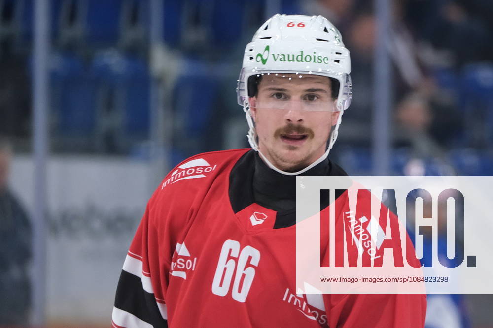 Swiss Ice hockey, Eishockey - EHC Kloten vs Lausanne Hockey - Lausanne Defender Cedric Fiedler (66) during warm up