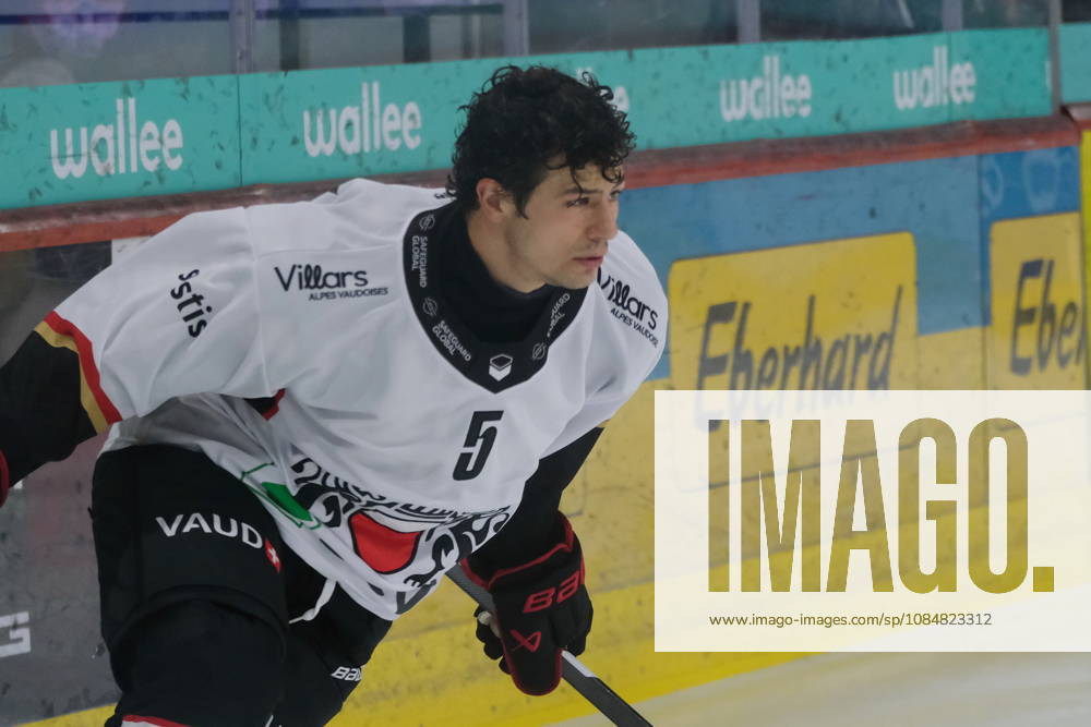 Swiss Ice hockey, Eishockey - EHC Kloten vs Lausanne Hockey - Lausanne Defender Connor Carrick ( 5)