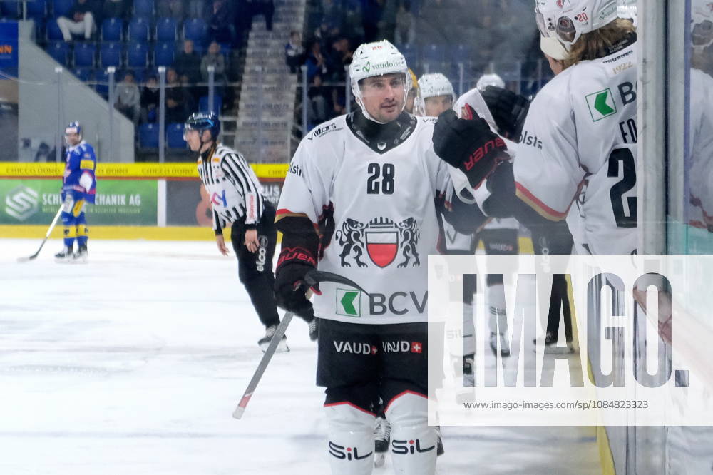 Swiss Ice hockey, Eishockey - EHC Kloten vs Lausanne Hockey - Lausanne Forward Axel Simic (28) celebrates the first goal of the match