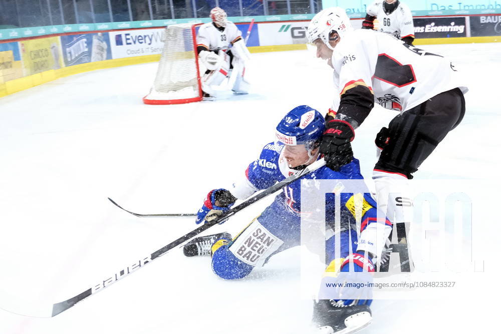 Swiss Ice hockey, Eishockey - EHC Kloten vs Lausanne Hockey - Lausanne Defender Romain Loeffel (58) fights with EHC Kloten Forward Keanu Derungs (11)