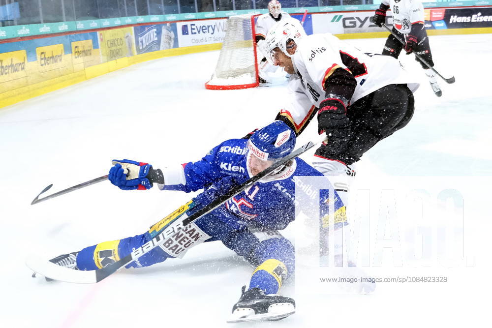 Swiss Ice hockey, Eishockey - EHC Kloten vs Lausanne Hockey - Lausanne Defender Romain Loeffel (58) fights with EHC Kloten Forward Keanu Derungs (11)