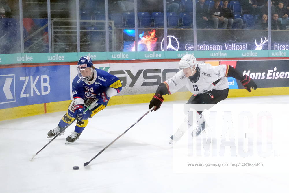 Swiss Ice hockey, Eishockey - EHC Kloten vs Lausanne Hockey - EHC Kloten Forward Elia Liniger (64) and Lausanne Defender Basile Sansonnens (13) fight for the puck