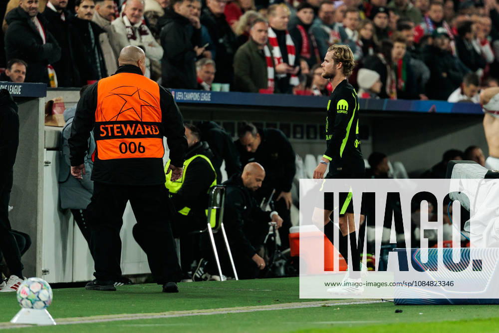 Morten Hjulmand (Atletico de Madrid, 23) leaving the pitch after being shown a red card during the UEFA Champions League match between VfB Stuttgart vs. Atletico de Madrid at Arena Stuttgart on matchday 3 of the UEFA Champions League on October 20, 2026 in Stuttgart, Germany. Baden-Wuerttemberg Germany