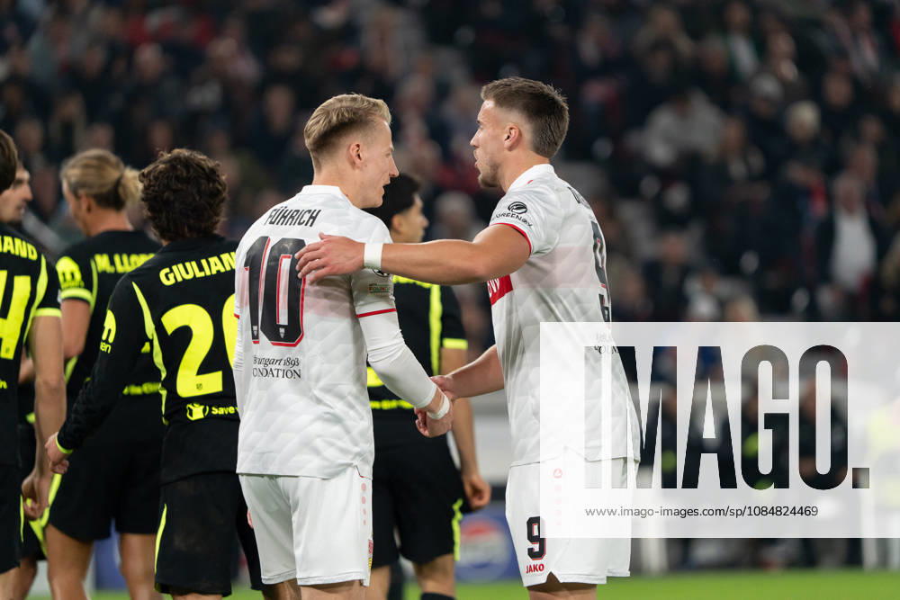 Handshake Chris Führich (VfB Stuttgart, 10), Ermedin Demirovic (VfB Stuttgart, 09), GER, VfB Stuttgart vs. Atlà tico Madrid, Fussball, UEFA Champions League, Spieltag 3, Spielzeit 2026 2027, 20.10.2026, GER, VfB Stuttgart vs. Atlà tico Madrid, Fussball, UEFA Champions League, Spieltag 3, Spielzeit 2026 2027, 20.10.2026, Stuttgart