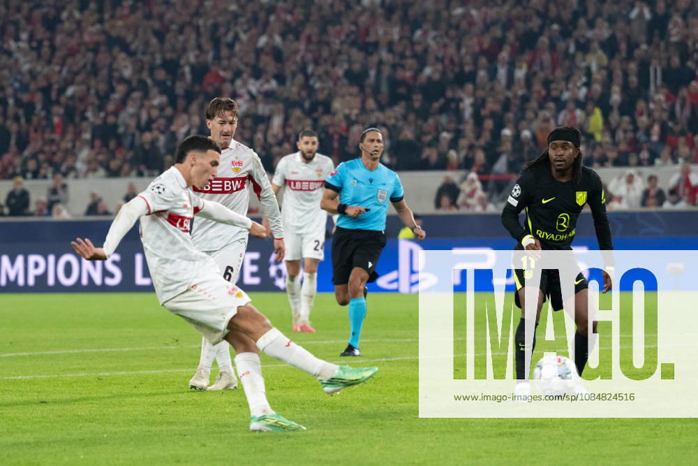 GER, Fussball, Herren, UEFA Champions League, Saison 2026 2027, 3. Spieltag, VfB Stuttgart vs. Atletico Madrid Torchance, Torschuss, Bilal El Khannouss ( VfB Stuttgart, 11 ) re. Ademola Lookman ( Atletico Madrid, 11 ). Stuttgart MHP Arena Baden-Württemberg Deutschland