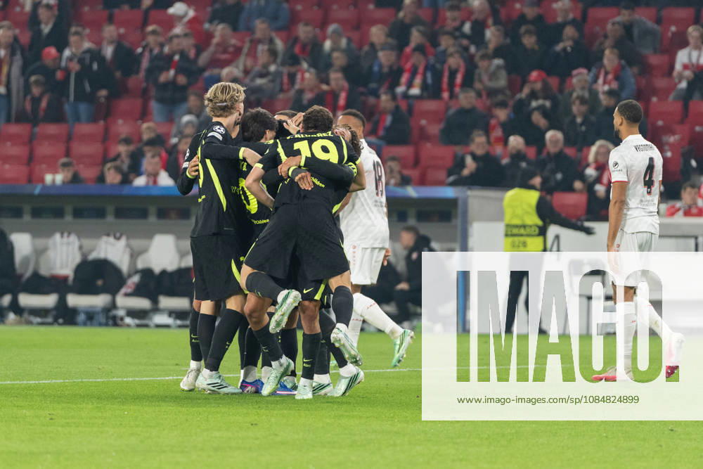 Fussball UEFA Champions League, VfB Stuttgart - Atletico Madrid, v.l. Torjubel Atletico Madrid nach dem 1:1 Ausgleichstreffer durch Julian Alvarez (19, AtlÃ tico Madrid) Stuttgart