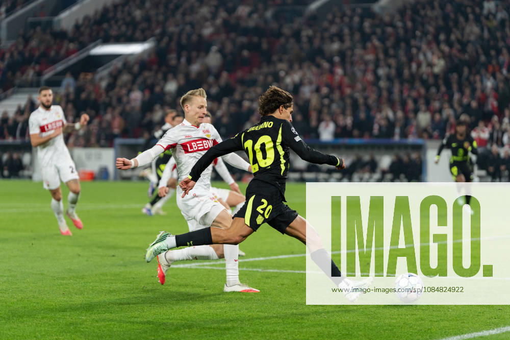 Fussball UEFA Champions League, VfB Stuttgart - Atletico Madrid, v.l. Chris Führich (10, VfB Stuttgart) versucht eine Flanke von Giuliano Simeone (20, AtlÃ tico Madrid) zu blocken Stuttgart