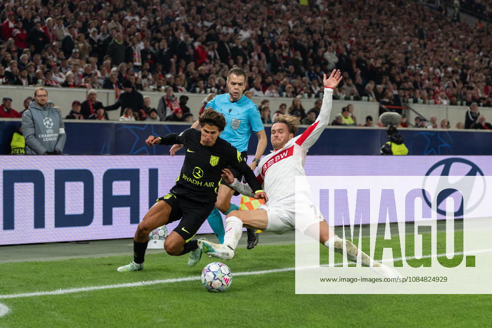 Fussball UEFA Champions League, VfB Stuttgart - Atletico Madrid, v.l. Giuliano Simeone (20, AtlÃ tico Madrid) im Zweikampf mit Maximilian Mittelstädt (7, VfB Stuttgart) Stuttgart