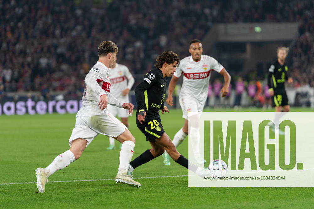 Fussball UEFA Champions League, VfB Stuttgart - Atletico Madrid, v.l. Angelo Stiller (6, VfB Stuttgart) schaut zu wie Giuliano Simeone (20, Atlà tico Madrid) einen Pass spielt Stuttgart