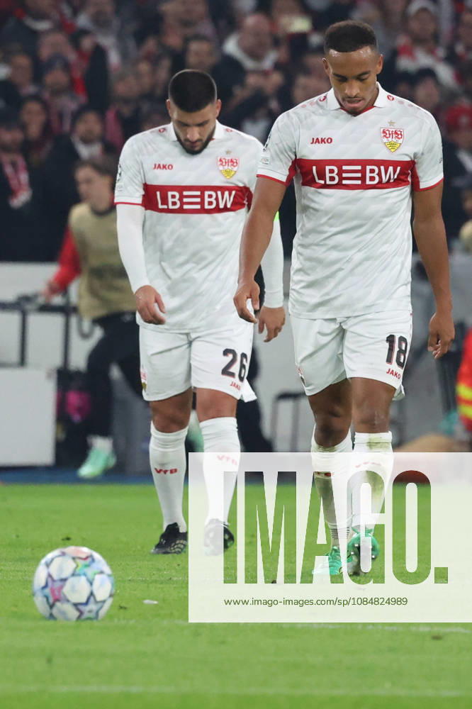 Fussball UEFA Champions League, VfB Stuttgart - Atletico Madrid v.l. Deniz Undav (VfB Stuttgart) Jamie Leweling (VfB Stuttgart) erzielt das Tor, Treffer, scores the goal zum 1:0 enttaeuscht, enttäuscht, schaut enttaeuscht, niedergeschlagen, disappointed Stuttgart