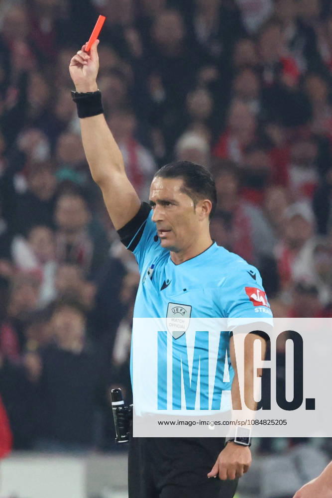 Fussball UEFA Champions League, VfB Stuttgart - Atletico Madrid v.l. Schiedsrichter Referee Serdar Gözübüyük zeigt die Rote Karte Morten Hjulmand (Atlà tico Madrid) Stuttgart