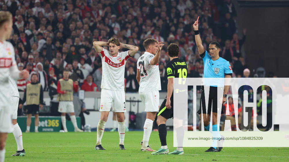 Fussball UEFA Champions League, VfB Stuttgart - Atletico Madrid v.l. Schiedsrichter Referee Serdar Gözübüyük zeigt die Rote Karte Morten Hjulmand (AtlÃ tico Madrid) Stuttgart