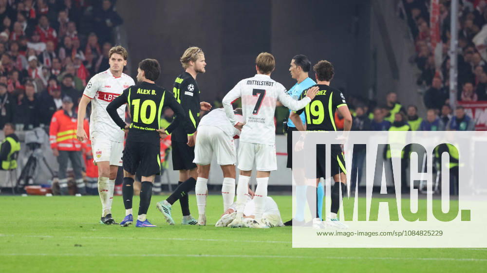 Fussball UEFA Champions League, VfB Stuttgart - Atletico Madrid v.l. Schiedsrichter Referee Serdar Gözübüyük zeigt die Rote Karte Morten Hjulmand (AtlÃ tico Madrid) Stuttgart