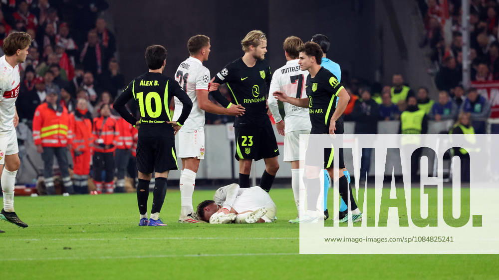 Fussball UEFA Champions League, VfB Stuttgart - Atletico Madrid v.l. Angelo Stiller (VfB Stuttgart) verletzt, Verletzung, Schmerz, Schmerzen, injured, injury, pain, pains Schiedsrichter Referee Serdar Gözübüyük zeigt die Rote Karte Morten Hjulmand (Atlà tico Madrid) Stuttgart