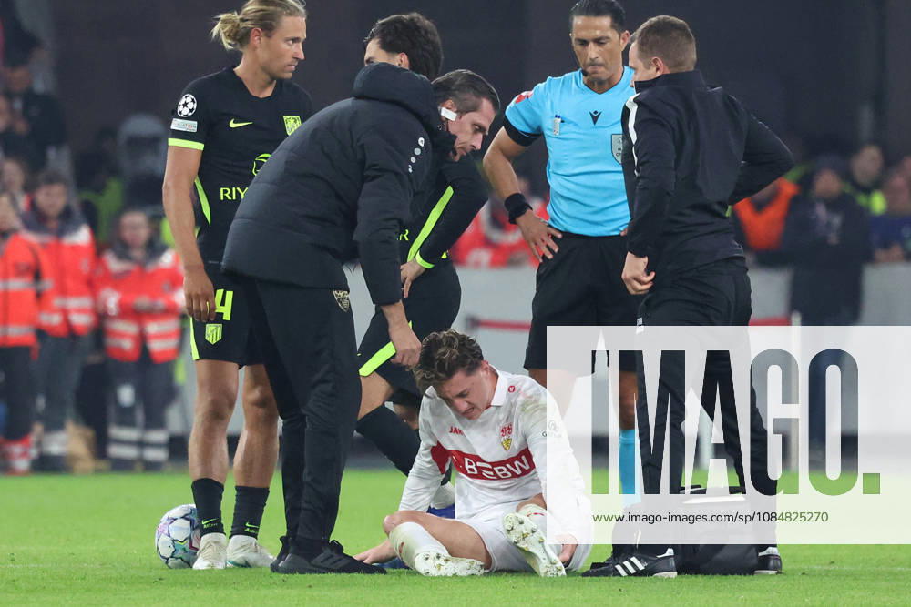 Fussball UEFA Champions League, VfB Stuttgart - Atletico Madrid v.l. Angelo Stiller (VfB Stuttgart) verletzt, Verletzung, Schmerz, Schmerzen, injured, injury, pain, pains Stuttgart