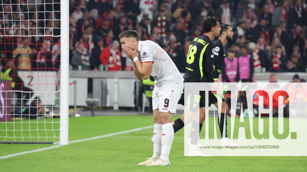 Fussball UEFA Champions League, VfB Stuttgart - Atletico Madrid v.l. Ermedin Demirovic (VfB Stuttgart) enttaeuscht, enttäuscht, schaut enttaeuscht, niedergeschlagen, disappointed Stuttgart