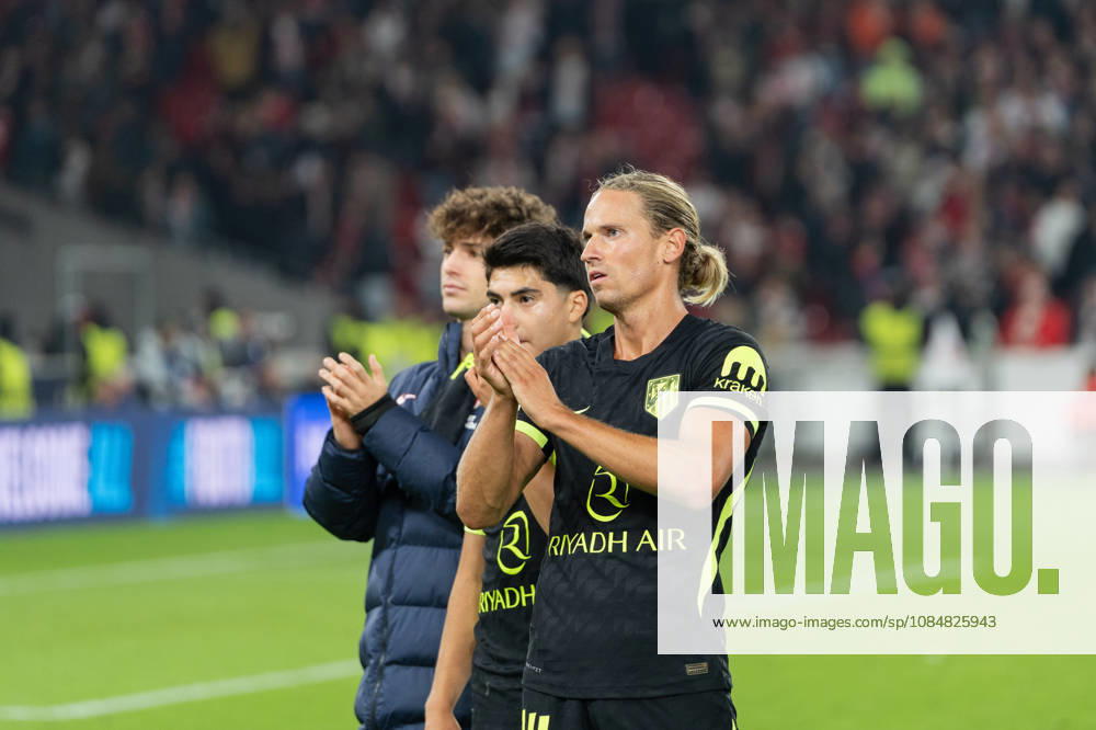Fussball UEFA Champions League, VfB Stuttgart - Atletico Madrid, r. Marcos Llorente (14, Atlà tico Madrid) applaudiert den mitgereisten Atletico Fans Stuttgart