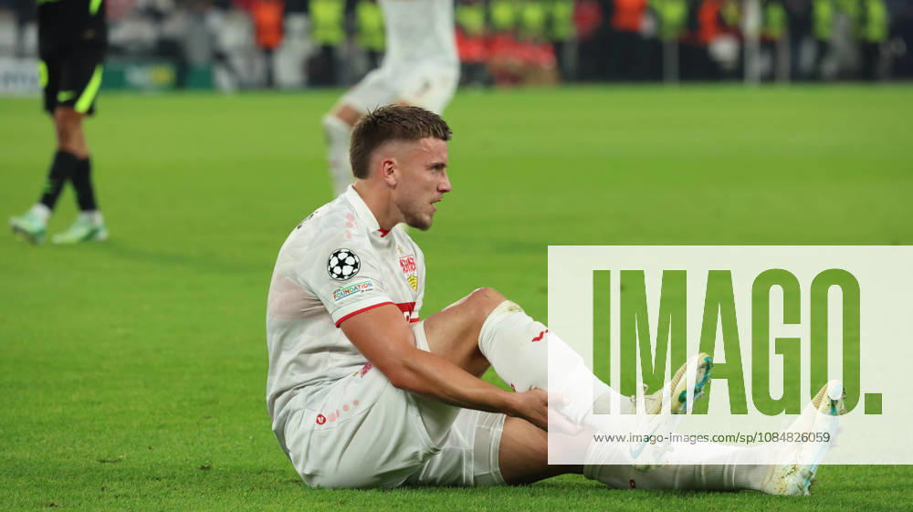Fussball UEFA Champions League, VfB Stuttgart - Atletico Madrid v.l. Ermedin Demirovic (VfB Stuttgart) verletzt, Verletzung, Schmerz, Schmerzen, injured, injury, pain, pains Stuttgart