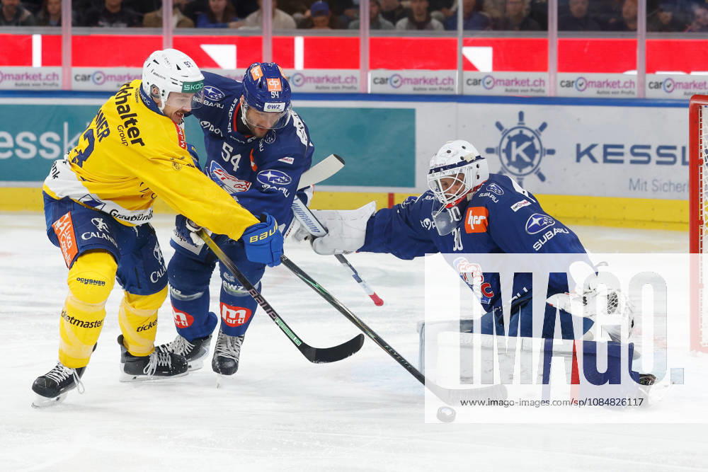 Swiss Life Arena Zuerich, SCHWEIZ, Saison 2026 2027 Herren Eishockey National League ZSC Lions - HC Davos Yannick Frehner (li,HC Davos) gegen Christian Marti (ZSC) vor Torwart Simon Hrubec (ZSC)