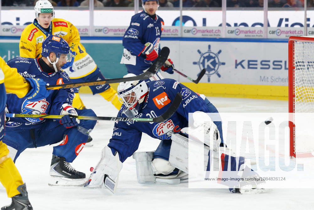 Swiss Life Arena Zuerich, SCHWEIZ, Saison 2026 2027 Herren Eishockey National League ZSC Lions - HC Davos Christian Marti (ZSC) und Torwart Simon Hrubec (ZSC) verteidigen