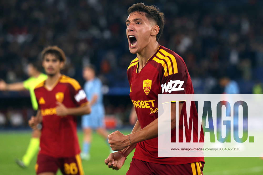 SOCCER - UEFA Champions League - AS Roma vs. Slovan Bratislava Photo by IPA ABACAPRESS.COM89963525 - Rome, Italy - October 20, 2026: Nahuel Molina (right back) of AS Roma scores the goal to make it 2-0 and celebrates with the team during the 2026-2027 UEFA Champions League soccer match between AS Roma and SLOVAN BRATISLAVA at the Olympic Stadium in Rome. Roma Italy