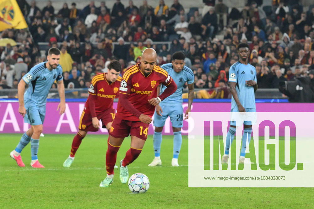 SOCCER - UEFA Champions League - AS Roma vs. Slovan Bratislava Photo by IPA ABACAPRESS.COM89965281 - Donyell Malen of Roma shoots and scores the goal to make it 4-0 during the UEFA Champions League soccer match between Roma and Slovan Bratislava at the Olimpico Stadium on October 20, 2026, in Rome, Lazio. During the AS Roma vs. Slovan Bratislava UEFA Champions League soccer match in Rome, Italy, on October 20, 2026 Rome Italy