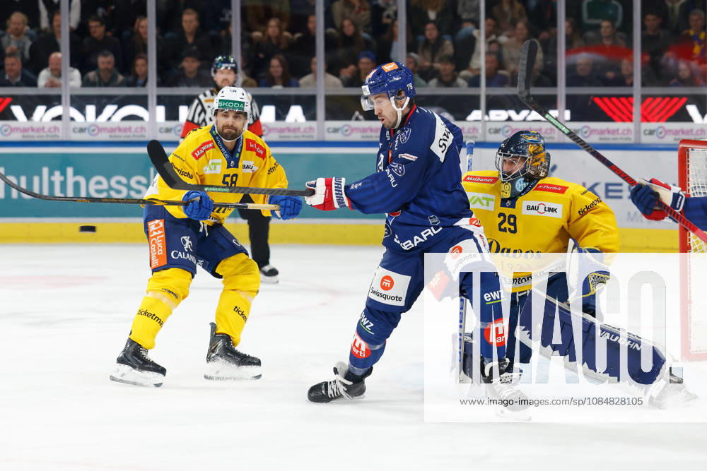 Swiss Life Arena Zuerich, SCHWEIZ, Saison 2026 2027 Herren Eishockey National League ZSC Lions - HC Davos Thierry Bader (ZSC) gegen Frederic Allard (HC Davos) vor Torwart Sandro Aeschlimann (HC Davos)