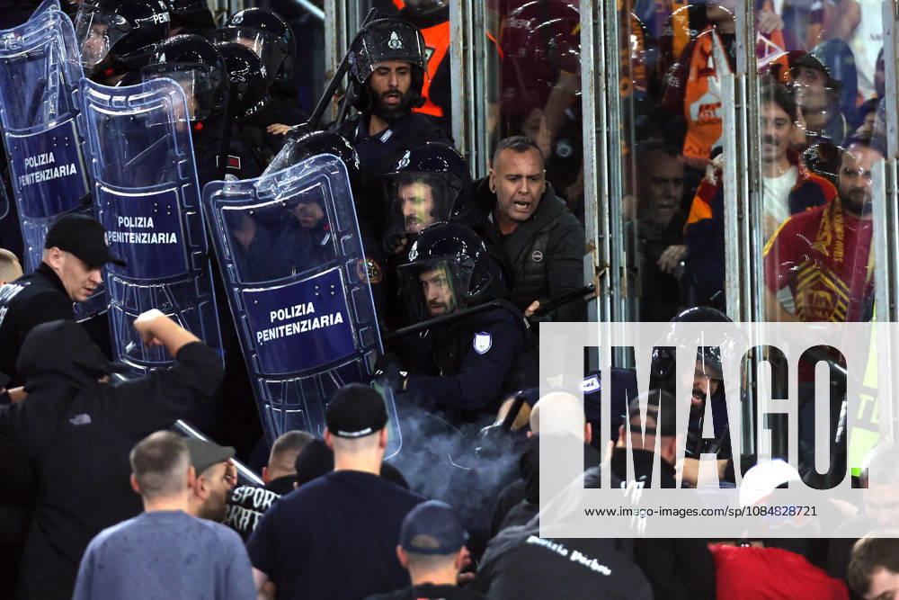 SOCCER - UEFA Champions League - AS Roma vs. Slovan Bratislava Photo by IPA ABACAPRESS.COM89965699 - Rome, Italy - October 20, 2026: Clashes between Bratislava fans and police during the 2026-2027 UEFA Champions League soccer match between AS Roma and SK Slovan Bratislava at the Olympic Stadium in Rome. Roma Italy