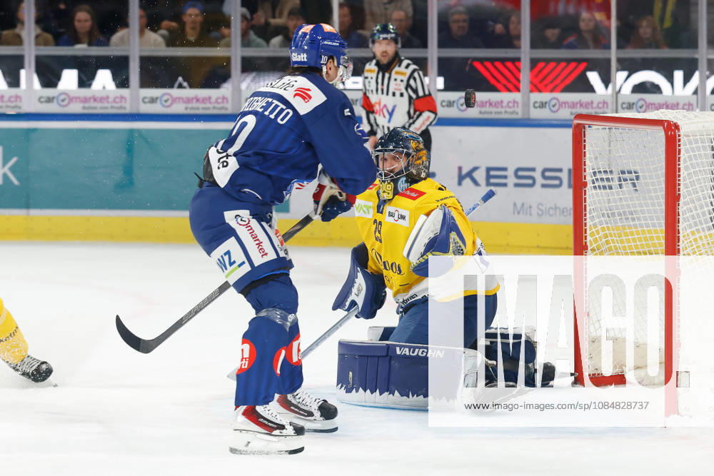 Swiss Life Arena Zuerich, SCHWEIZ, Saison 2026 2027 Herren Eishockey National League ZSC Lions - HC Davos Sven Andrighetto (ZSC Lions) vor Torwart Sandro Aeschlimann (HC Davos)