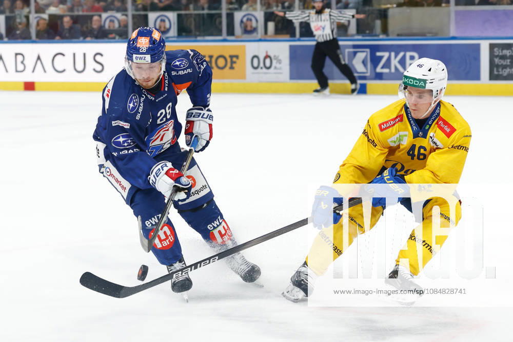Swiss Life Arena Zuerich, SCHWEIZ, Saison 2026 2027 Herren Eishockey National League ZSC Lions - HC Davos Jesper Froeden (li,ZSC Lions) gegen Dominik Egli (HC Davos)