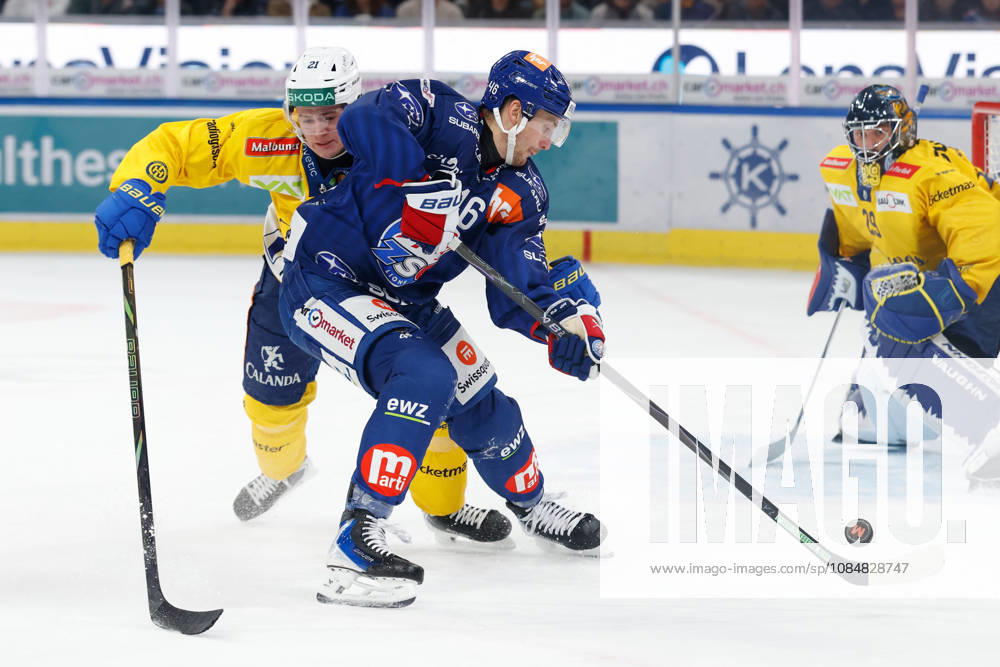 Swiss Life Arena Zuerich, SCHWEIZ, Saison 2026 2027 Herren Eishockey National League ZSC Lions - HC Davos Julian Parree (li,HC Davos) gegen Dean Kukan (ZSC Lions)