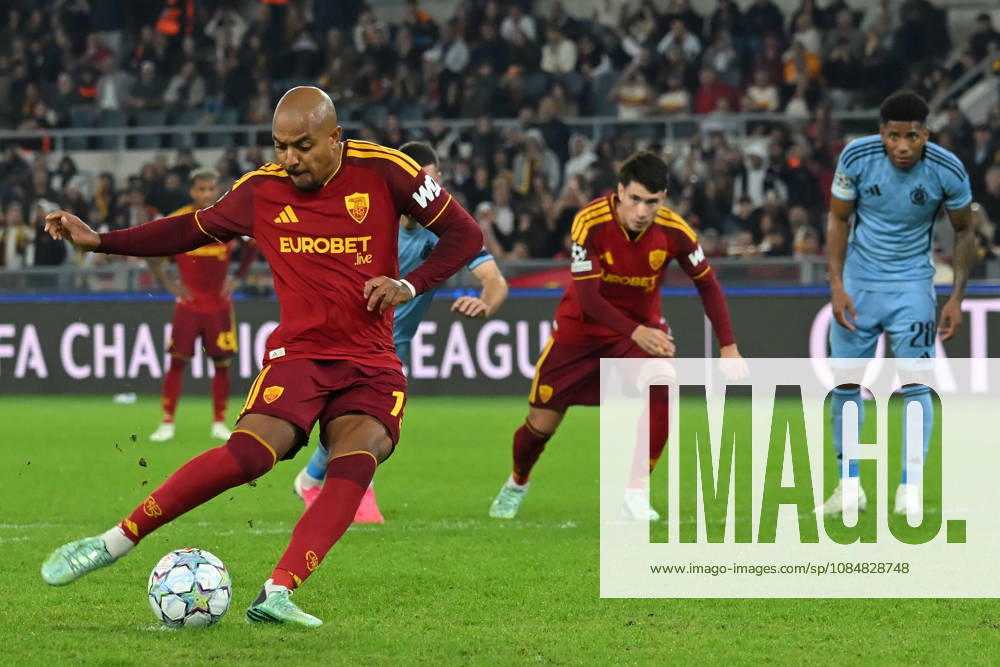 IPA89968203 - Donyell Malen of Roma scored on a penalty kick during the Champions League group stage Matchday 3 game between Roma and Slovan Bratislava at the Stadio Olimpico. Rome (Italy), October 20, 2026 Mattia Vian