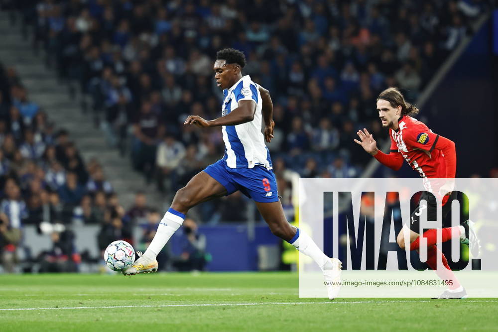 (L-R) Samu Aghehowa (Porto), Yarek Gasiorowski (PSV), OCTOBER 20, 2026 - Football Soccer : UEFA Champions League League phase matchday 3 between FC Porto - PSV Eindhoven at the Estadio do Dragao in Porto, Portugal. Noxthirdxpartyxsales aflo_357737132 MutsuxKawamorix