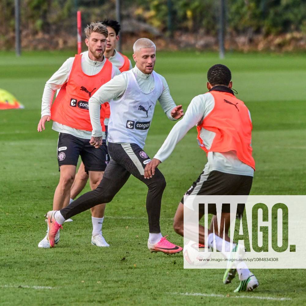 Marcus Mathisen Louis Oppie Youssoupha Niang ( Pauli ) am Ball Deutschland , Hamburg , Trainingsgelände an der Kollaustrasse , Fussball , 2. Bundesliga , FC St Pauli
