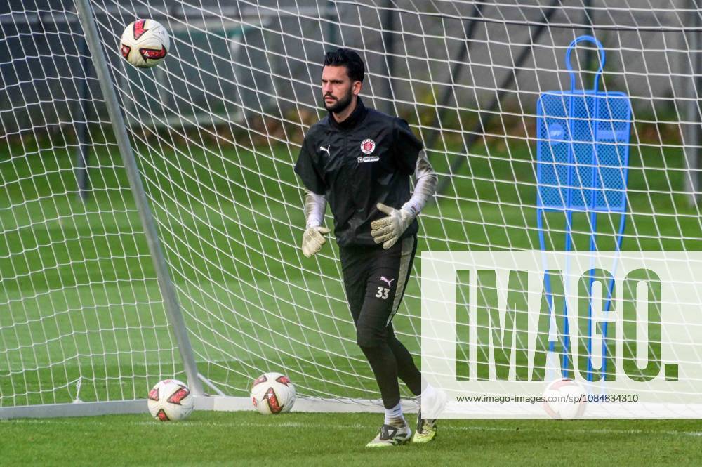 Dimitar Mitov ( Pauli ) am Ball Deutschland , Hamburg , Trainingsgelände an der Kollaustrasse , Fussball , 2. Bundesliga , FC St Pauli