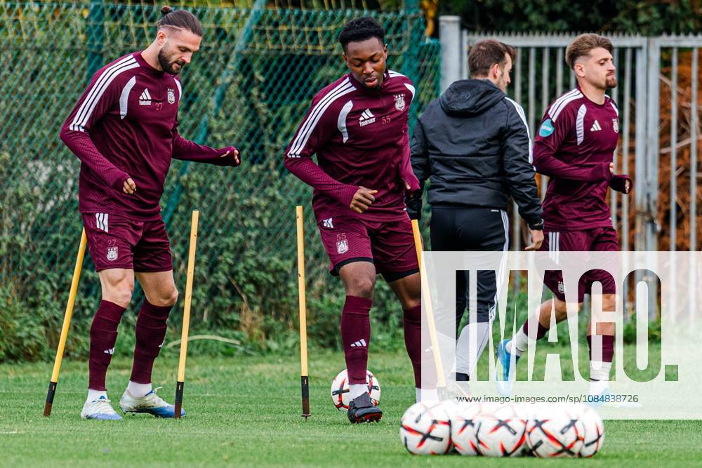 Anderlecht s Leo Petrot and Anderlecht s Marco Kana pictured during a training session of Belgian soccer team RSC Anderlecht, Wednesday 21 October 2026 in Brussels, in preparation of tomorrow s match against Polish Jagiellonia Bialystok, on day three of the UEFA Europa League league phase. EMILExWINDAL x190468752x
