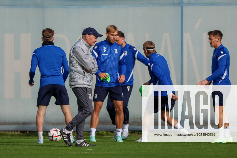 2026.10.21 Poznan Pilka nozna UEFA Liga Europy faza ligowa sezon 2026 2027 Trening Lech Poznan przed meczem z AFC Sunderland N z Trener Lecha Niels Frederiksen Foto Pawel Jaskolka PressFocus 2026.10.21 Poznan Football Europa League League Phase 2026 2027 Lech Poznan training session before AFC Sunderland game Credit: Pawel Jaskolka PressFocus NEWSPIX.PL --- newspix.pl