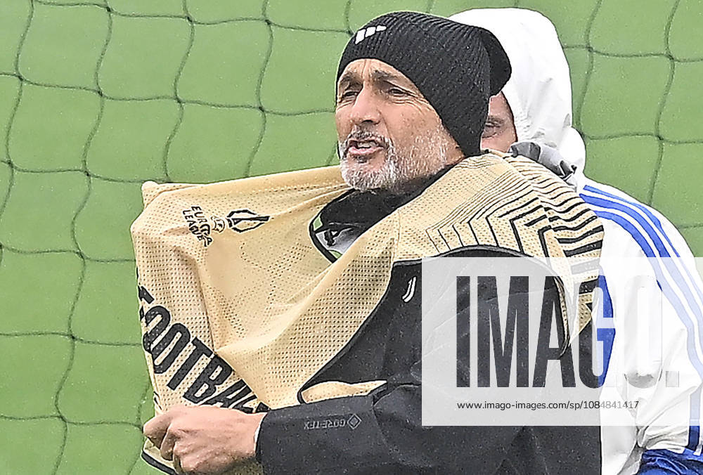 Juventus coach Luciano Spalletti during training on the eve of their UEFA Europa League soccer match against Rennes at the Continassa in Turin, italy, 21 october 2026 ANSA ALESSANDRO DI MARCO. UEFA Europa League: Juventus FC Training - ZUMAa110 20261021_zaf_a110_006