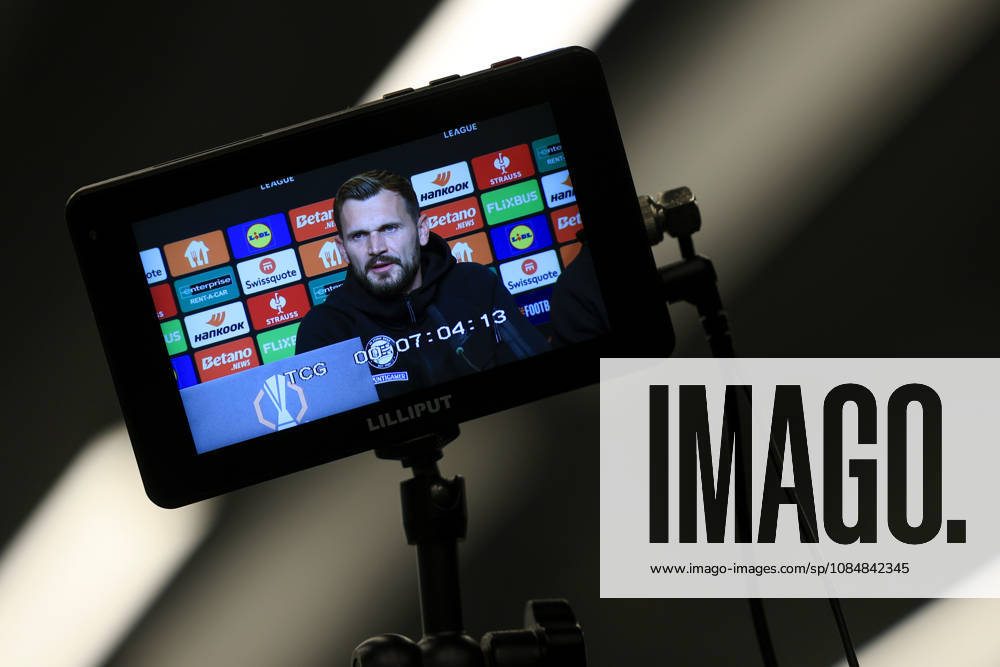 SOCCER - UEFA EL, Sturm vs Marseille GRAZ,AUSTRIA,21.OCT.26 - SOCCER - UEFA Europa League, SK Sturm Graz vs Olympique de Marseille, preview, press conference, PK, Pressekonferenz Sturm. Image shows a feature of head coach Fabio Ingolitsch (Sturm) on a TV camera screen. GEPAxpictures Buehner-Weinrauch