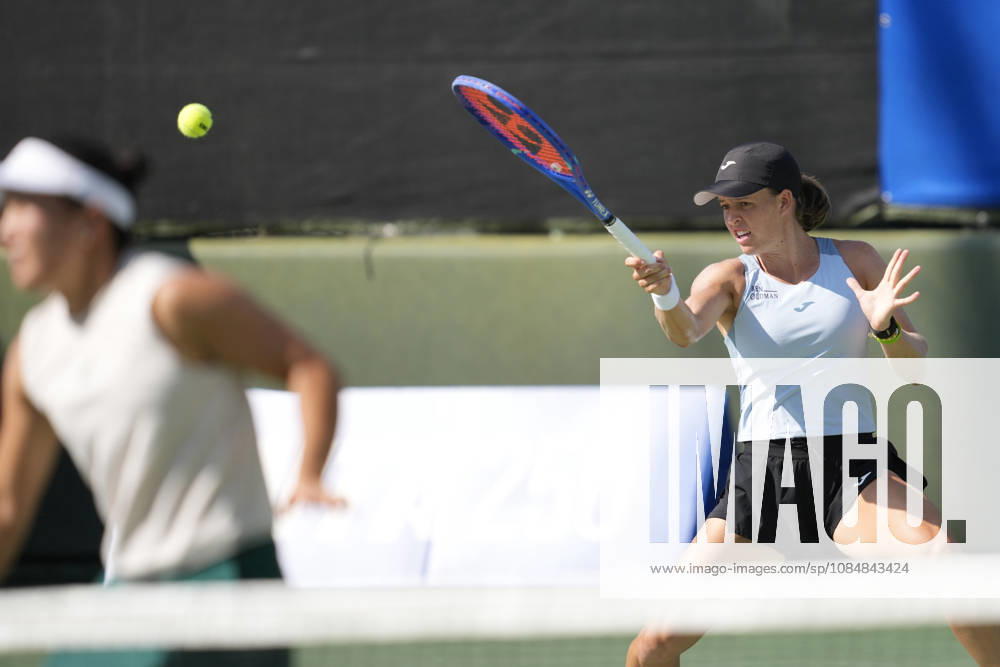 WTA, Tennis Damen Kinoshita Group Japan Open - Day 3 Kaitlin Quevedo of Spain plays with partner Claire Liu of the United States during their quarterfinal doubles match against Jesika Maleckova and Miriam Skoch of the Czech Republic at the 2026 Kinoshita Group Japan Open Women s tennis tournament at Utsubo Tennis Center in Osaka, Japan, on October 21, 2026. Osaka Japan