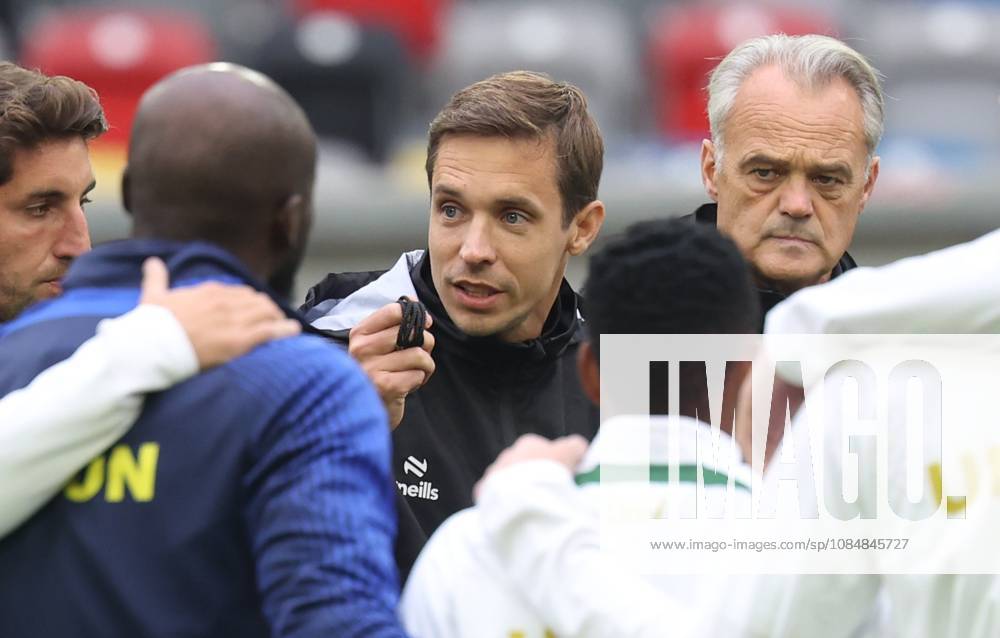 Union s head coach David Hubert talks to his players during a training session of Belgian soccer team Royale Union Saint-Gilloise, Wednesday 21 October 2026 in Dusseldorf, Germany, in preparation of tomorrow s game against Israeli Hapoel Be er Sheva F.C. on the third day of the UEFA Europa League league phase. The game was moved to Dusseldorf, as Belgian cities refused to host for security reasons. VIRGINIExLEFOUR x190509077x